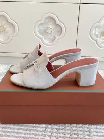 平底 粗跟 代购级 Loro piana Summer Charms Ser LP女士凉鞋拖鞋产品详情：这款绒面羊皮革凉鞋搭配饰有Loro Piana My C - 点击图像关闭