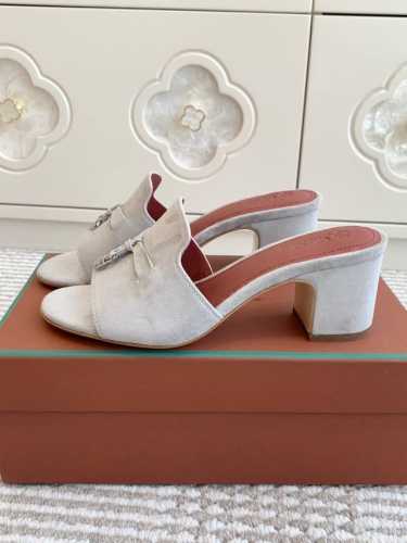平底 粗跟 代购级 Loro piana Summer Charms Ser LP女士凉鞋拖鞋产品详情：这款绒面羊皮革凉鞋搭配饰有Loro Piana My C