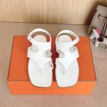 出厂价p Hermes Karen 凉鞋系列 时尚又百搭 超级舒服 每个细节都做到极致 面料牛皮 内里混种羊皮 独家开发五金鞋扣 大底 原版真皮沿条大底 siz