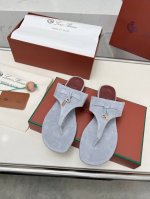 Loro Piana*顶级正品级夹脚拖鞋购买原版1:1复制 于1924年4月24日一手创立现有的Loro Piana公司。家族经营至今已是第六代，为讲求品味及对