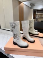 Miu Miu 2024 走秀款 马丁骑士靴 秋冬最美战靴鞋头大大翘翘是精髓。 妥妥断货节奏每一双都是独一无二不对寸的拉丝做旧复古效果 ，酷飒酷飒的延续了爆款