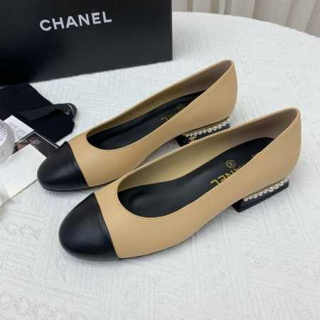 chanel 小香珍珠鞋跟单鞋！新一季必入款！这款芭蕾平底鞋，以香家标志性的双C饰扣搭配珍珠珍饰以后跟，淑女复古风格让人着迷！上脚精致百搭！ 面料原厂定制的小羊 - 点击图像关闭