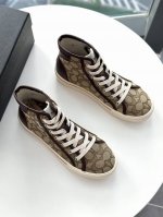 年新款Coach蔻驰女款高帮女鞋．独家休闲运动板鞋．系带设计穿拖方便。时尚新潮适合现在年轻人的潮流选择，轻便减震双色橡胶大底无论是跑步，运动，驾车都不会增加任何