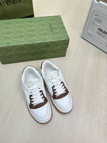小牛皮 立体绣花logo GUCCI 2025 白配酒红牛皮 走鞋款秀 古驰 时尚的品牌LOGO持加，具有超辨高识度各品大争牌恐先推后出超系跟高列GUCCI不也