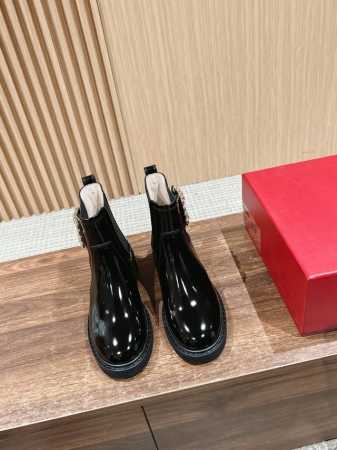 钻扣 # 罗杰维维亚钻扣裸靴 可盐可甜的＠维维亚女孩 开边珠小牛皮材质制成，靴筒系带设计，内侧设有拉链。橡胶厚底，点缀闪耀钻扣，时尚又有活力，穿一整天都轻松自在 - 点击图像关闭