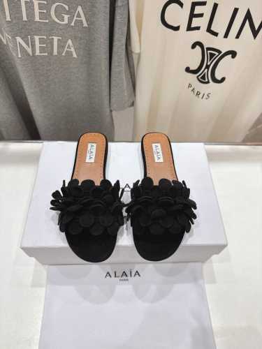 高版本出厂 独家新品 Alaia 阿莱亚25Ss 走秀款手工穿花平底拖鞋 最近超火的一款平底拖鞋 章小蕙同款 甜酷芭蕾风 人气超高的一款平底拖鞋，浪漫又迷人 舒