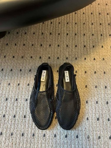 代购级 alaia 25Ss 春夏季新款 明星同款 穿搭万金油 网面魔术贴单鞋 轻盈透气 夏日松弛美学透气网面日月光倾泻 交织出若隐若现的透感美学 网面设计 呼