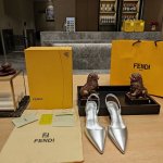 低跟款Fendi顶级版 2025官方Vip 限量级高配版抽屉包装 认清包装高配版本 低端勿比 芬迪.4 系列新品上线 First高跟鞋 后带包头款 各界知名网红