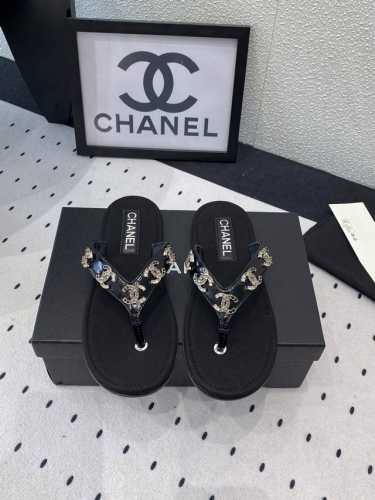 Chanel新款早春拖鞋 高版本出货 各大社交平台热门晒图 质感上脚是非常柔软舒服的 原版进口羊皮 原版五金扣 意大利真皮大底 Size：35-39 40 41