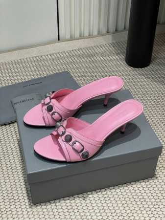 25Ss春夏新款Balenciaga金属铆钉机车朋克风高跟拖鞋辣妹必备这双CAGOLE拖鞋鞋型是淑女拖鞋上面的铆钉又超级朋克街头简直太别致了 INS爆款 甜酷g - 点击图像关闭
