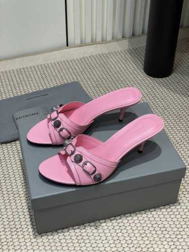 25Ss春夏新款Balenciaga金属铆钉机车朋克风高跟拖鞋辣妹必备这双CAGOLE拖鞋鞋型是淑女拖鞋上面的铆钉又超级朋克街头简直太别致了 INS爆款 甜酷g