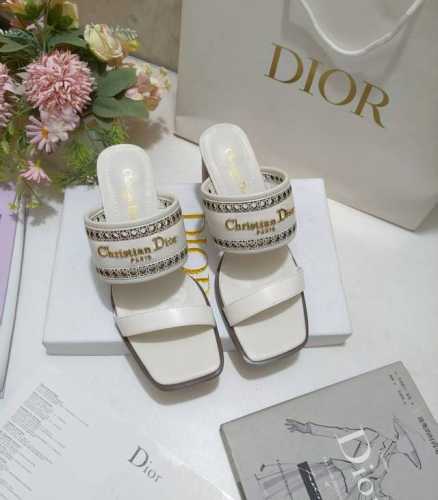 Sun 凉鞋春季季成衣系列的新款单品 来自 Dioriviera 限定系列 兼具高订风格和休闲气质 不对称白色牛皮革鞋面搭配可调节的扣带 突显脚踝线条 可搭配