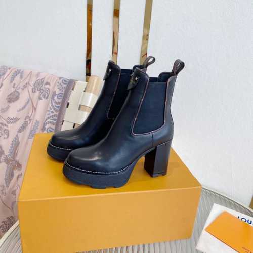 louis vuitt fw22 new arrival～ L驴家秋冬粗跟水台短靴新品 甄选进口小牛皮材质 帆布基底老花材质 脚感特别好，妥妥长腿神器 顶级精品