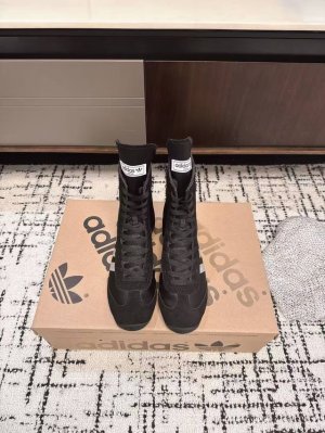 代购级 Adidas 阿迪达斯 25Ss春夏新款 高绑休闲鞋 简直就是球鞋界的“流量收割机”！ 搭配阿迪达斯三条纹元素，这种配色真的爱了！！！ 以舒适百搭为主打