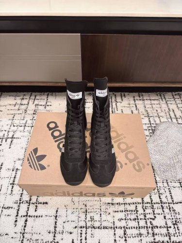 代购级 Adidas 阿迪达斯 25Ss春夏新款 高绑休闲鞋 简直就是球鞋界的“流量收割机”！ 搭配阿迪达斯三条纹元素，这种配色真的爱了！！！ 以舒适百搭为主打