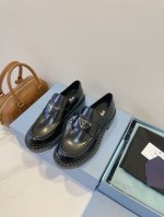 女码 男码 prada 普拉达 25Ss新款 太飒啦 出现在各大杂志上的一双主推鞋款 堪称德比乐福鞋的天花板 复古时髦狠百搭 狠狠拿捏了 一不小心回到了80年代