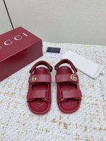 出厂 高版本 Gucci 夏季最新款凉鞋，拖鞋，沙滩鞋 百搭M多裙子 裤子，网红搭配不同颜色袜子穿也超级洋气 Gucci原版牛皮面 双G水钻Logo Tpu防滑