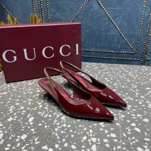 GUCCI最新走秀款此系列颜色鲜艳，尖头搭配金属字母链条 又是古驰的爆款，是美女们的首选面料：牛漆皮 羊皮内里：羊皮里 大底：真皮大底跟高:4.5cm 10.5
