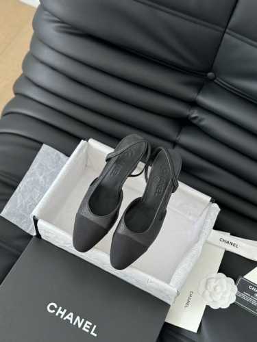 Chanel 经典Slingback后空凉鞋 前几年一直在做这个款 今年我们还是重新购版，再次精细Copy。 发现新版面的鞋面线条和形体舒适度都做了微调！ 这个