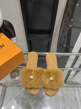 LV 24ss水貂毛 平底凉拖鞋 最流行的多巴胺元素系列 非常适合居家、逛街，度假，上班，皆是百分之百好搭配的绝绝子～ 面料：全真皮 水貂毛 羊皮里 意大利真皮 - 点击图像关闭