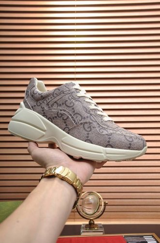 出厂价p Gucci 情侣款 最高版本古奇爆款老爹鞋。专柜同步发售 ，，鞋面采用进口牛皮，舒适羊皮内里，脚感一级棒，原版轻便减震加厚发泡大底，简约拼色，百搭帅气