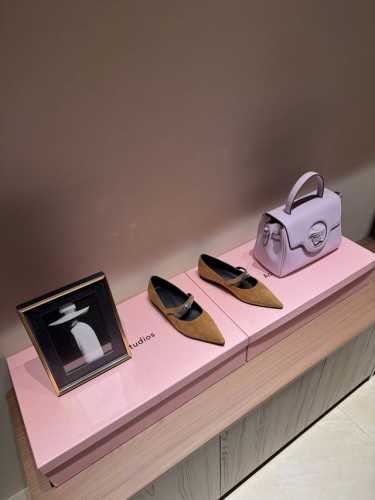 hermes 爱马仕春夏最新kelly扣尖头平底鞋hermes 爱马仕春夏最新kelly扣尖头平底 单鞋 搭配极具辨识度的马家五金扣 上脚超级百搭好看时髦 超多
