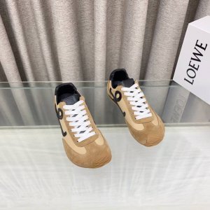 配扣子10 loew罗意威25Ss新款巴黎时装 Balletrunne芭蕾运动鞋 阿甘鞋 经典一眼就爱上的 拼接的极简风格真的做到极致 实在太百搭 随便穿搭就可