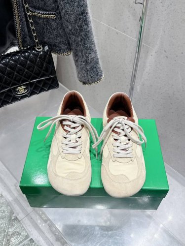 女款 男款 Bottega Veneta Bv葆蝶家 25Ss新款 情侣款复古阿甘鞋 德训鞋休闲运动鞋 Sneaker科技尼龙和绒面打造，灵感来自复古球鞋，全新
