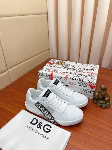 实价： Dolce＆Gabbana Dg 原版进口头层牛皮羊皮内里，上脚轻便、舒适 、百搭、原版特供大底深受潮流男士的青睐欢迎对比品质精致奢华，超a级别！版型对
