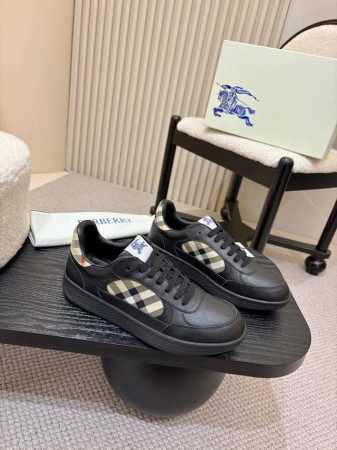 男款 ,女款330元！ Burberry2025爆款出炉，历经三年经典格子回归，百搭，装饰精纺 Burberry 格纹图案。搭配网眼内衬和格纹鞋带，橡胶鞋底饰有 - 点击图像关闭