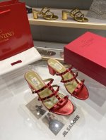 顶级版本 华伦天奴 春夏新款女士镂空8色新品 独特的 金字塔 小铆钉五金配件 衬托出满满的高级感 新一季不负期待 值得入手 进口牛皮绝对的上档次原版做法 绝对感