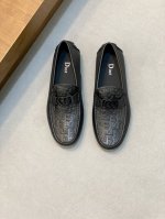 Dior 迪奥男士夏季新款豆豆鞋 轻奢柔软多功能司机鞋 尽显优雅格调 其鞋型经典流畅 简约大方 没有多余的装饰 却有着恰到好处的精致感 鞋面线条利落 贴合脚部自