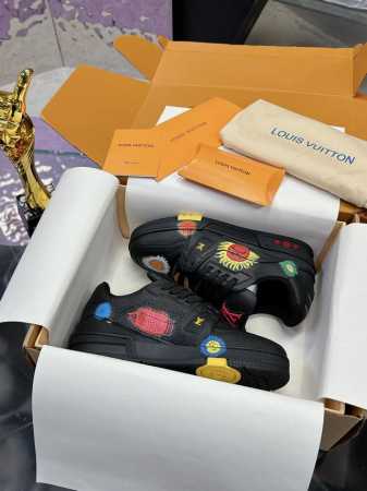 工厂价： Lv涂鸦款 原版开发 品质出货 欢迎对比 Lv板鞋系列 Lv Trainer Maxi运动鞋将成衣系列的宽松廓形引入virgilabloh笔下的lvt - 点击图像关闭