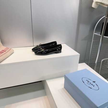 高品质出厂360！顶级品质 Prada普拉达25春夏新品三角标蝴蝶结玛丽珍单鞋芭蕾舞鞋！ 超级爆系列爆品，各大网红明星乔欣，程潇，刘令姿同款圆头三角扣 玛丽珍单 - 点击图像关闭