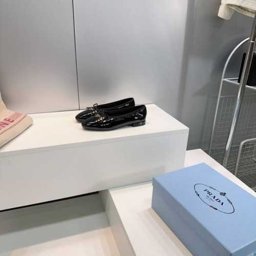 高品质出厂360！顶级品质 Prada普拉达25春夏新品三角标蝴蝶结玛丽珍单鞋芭蕾舞鞋！ 超级爆系列爆品，各大网红明星乔欣，程潇，刘令姿同款圆头三角扣 玛丽珍单