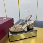 出厂价Pp Gucci 女士马衔扣后系带凉鞋 这款浅口鞋甄选漆皮打造，匠心融蕴经典马衔扣造型配件。圆头和可调节脚踝搭扣设计相得益彰，演绎学院风格。 原版定制漆皮