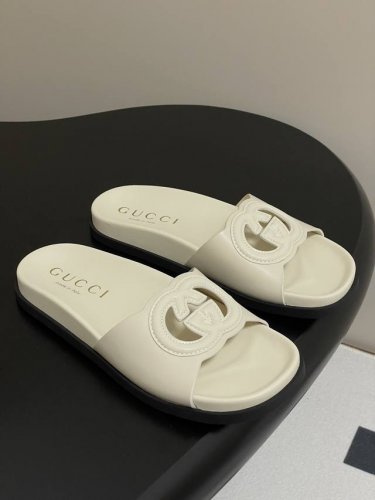 25Ss夏季新款Gucci双Ｇ镂空厚底沙滩凉拖鞋 这款单品出自Gucci Lido系列，设计灵感源自意大利海岸的夏日风情和海滩俱乐部。从为品牌注入荣光的20世纪