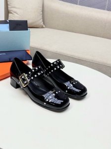 PRADA 普拉达 2025系列乐福鞋！一眼望去既经典又百搭！质感脚感都无需担心！ 出厂价 _____________________简单搭配很吸睛，大气，真心