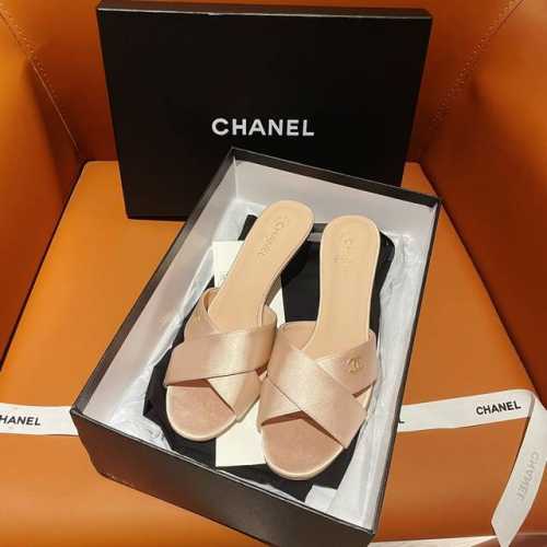 工厂直销 Chanel香奈儿交叉脚环双C金属珍珠中跟拖鞋凉鞋 很经典百搭的设计 无论什么场合都可以完美Hold住 任何身高都能驾驭的高度 且不失气场和魅力 特色
