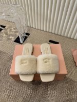 Miumiu 缪缪24Ss秋冬新款平底羊毛毛拖鞋 顶级版本 Zp开发miumiu真的太少女啦！进口澳洲羊毛超级软糯 舒适度超高！ 鞋面：对版进口羊毛.羊皮里.