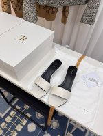 The Row 胎牛皮一字带猫跟拖鞋 高品质极简小众春夏新款性感猫跟极简拖鞋！一如既往的简单，超强设计感，线条简洁流畅 虽然没有过多的元素点缀，但真的很高级很百