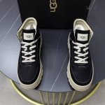 澳洲进口加厚羊毛 品牌：UGG正品代购 尺码：39 44 等级： 官网1:1 材料： 头层真皮防水防冻鞋面 真毛内里 原版防滑 柔软 耐磨大底 款式类别：男士休