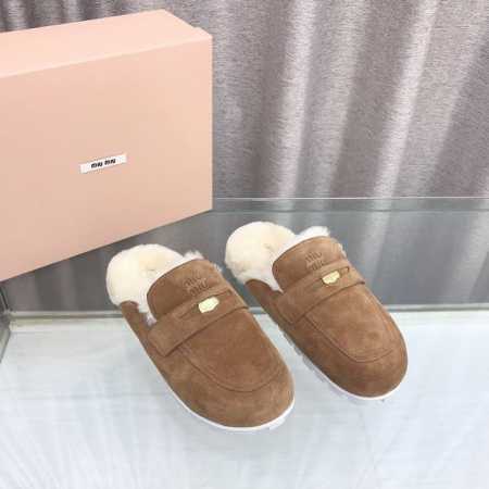 MiuMiu~缪缪2024ss秋冬新款 钱币鞋半拖毛毛鞋 这款永不过时的反绒皮有硬币与压花Miu徽标，彰显别具一格的经典格调。鞋头盖点缀徽标雕花金属硬币～ 上脚 - 点击图像关闭