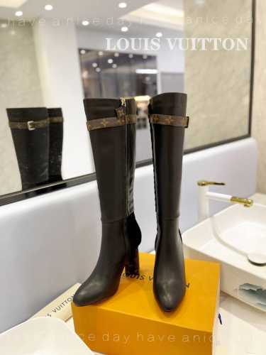 价格： 2024 Louis Vuitton 法国专柜代购 老外提供原版定制。 按照zp尾巴logo必须一致。 大方扣，一系列款。 真皮大底女高靴，代购疯狂抢购