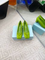 Prada 普拉达 25Ss 春夏新款 粗跟 方头 单鞋 凉鞋 简单的设计大概就是它最让人喜欢的点 不是烂大街的那种 很有自己的品牌个性 面料采用小牛漆皮 内里