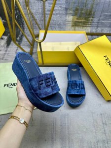 工厂p价 女装女鞋 运动原单 Fendi最新爆款宽带厚底拖鞋 深蓝色牛仔布材质 饰有浅色撞色印花图案 同色皮革内底 同色Fendi纱线刺绣 35-42码