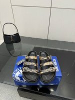 Birkenstock #勃肯 #勃肯拖鞋 经典款勃肯包头拖鞋 其构造鉴于人体工学设计 使脚床的构造完美的贴合脚的弧度 简单来说就是 上脚舒适 穿脱方便 潮而百