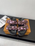 Lv 2025爆款 浮雕Logo 压花 凉拖鞋 pool pillow Comfort 平底凉拖取材科技织物 以高频压印技术重绎 Monogram 图案 柔软加