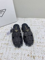 出厂 高版本 Prada普拉达 25 新款 罗马编织包头 厚底 松糕 凉鞋 专柜一上就断货的节奏 超级多的网红时尚博主种草 上脚真的太舒服了，细腻舒适又不单调！
