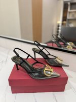 出厂价： Valentino 华伦天奴推出全新透明胶片系列，胶片款Vlogo后系带高跟鞋尖头V扣凉鞋。上脚非常修脚型 重点是很好非常好驾驭 不磨脚不累脚 行走神